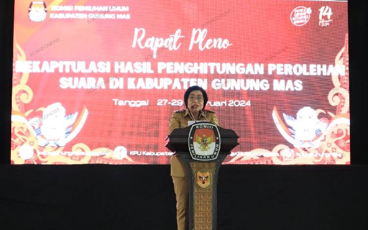 Wakil Bupati Gunung Mas Efrensia L.P Umbing saat menyampaikan sambutan di kegiatan rekapitulasi perolehan suara pemilu 2024 tingkat Kabupaten, Selasa, 27 Februari 2024. (FOTO: DISKOMINFOSANTIK GUMAS)?