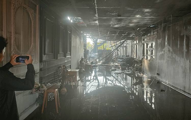 Bagian dalam imegee studio yang terbakar. (Foto : PATHUR)