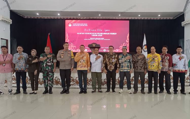 KPU Gunung Mas berfoto dengan Sekda Richard, Forkopimda dan lainnya usai kegiatan ucap syukur pemilu 2024, Kamis, 29 Februari 2024. (FOTO: RISKA YULYANA)