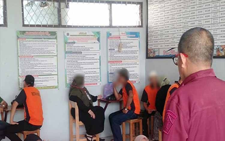 Petugas Rutan Kapuas saat awasi layanan kunjungan bagu WBP, Kamis, 29 Februari 2024. (FOTO: IST)