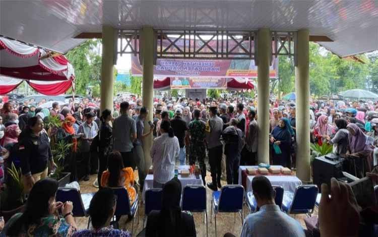 Suasana saat pembukaan pasar murah di halaman kantor Disdagperinkop dan UKM Kapuas pada Jumat, 1 Maret 2024. (FOTO: IST)