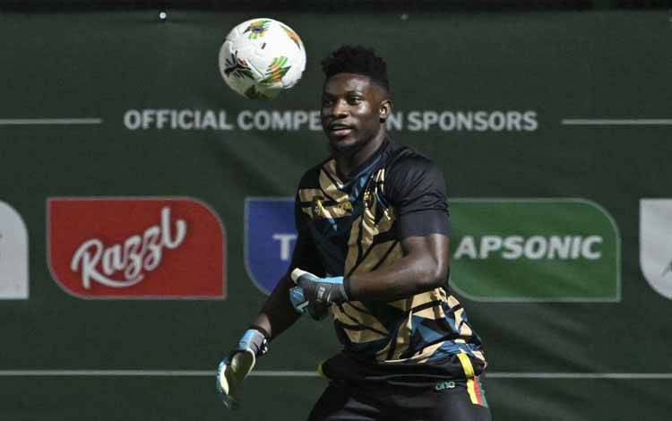 Andre Onana saat menjadi penjaga gawang timnas Kamerun sewaktu sesi latihan menjelang pertandingan Piala Afrika 2024 antara Kamerun dan Nigeria di Bingerville, Pantai Gading, pada 26 Januari 2024. (AFP/ISSOUF SANOGO)