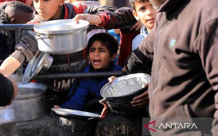 Warga Palestina menunggu pasokan makanan bantuan di kota Rafah di Jalur Gaza selatan, pada 14 Februari 2024. (Xinhua/Yasser Qudih) (Xinhua/Yasser Qudih)