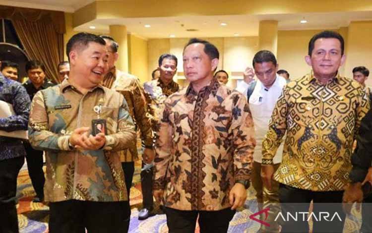 Dirjen Dukcapil Teguh Setyabudi (kiri) bersama dengan Menteri Dalam Negeri (Mendagri) Tito Karnavian saat menghadiri pembukaan Rapat Koordinasi Nasional (Rakornas) Dukcapil di Batam, Kepri. ANTARA/HO-Pemprov Kepri/pri. (ANTARA/HO-Pemprov Kepri)