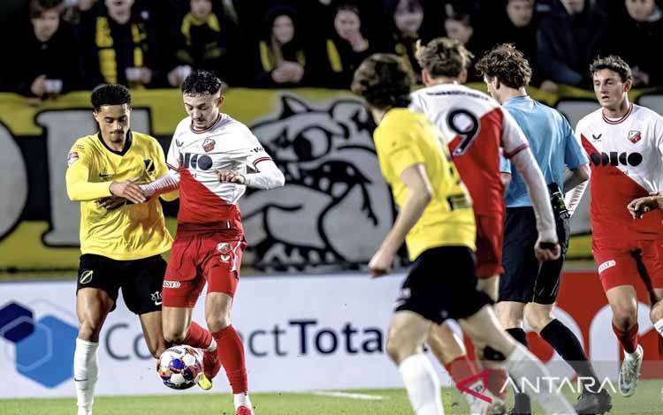 Pemain timnas Indonesia Ivar Jenner ketika membela JONG FC Utrecht dalam kekalahan pada pekan ke-28 Eerste Divisie dengan skor 1-3 dari tim tuan rumah NAC Breda di Stadion Rat Verlegh, Breda, Belanda, Sabtu WIB (2/3/2024). (ANTARA/FC Utrecht)