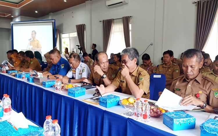 Kepala Perangkat Daerah lingkup Pemkab Barito Utara saat menghadiri Musrenbang RKPD Kecamatan Teweh Tengah yang merupakan Musrenbang RKPD terakhir dilaksanakan, Senin 4 Maret 2024.(foto: Dhani)