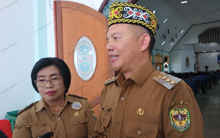 Bupati Gunung Mas Jaya S Monong didampingi Wakil Bupati Efrensia L.P Umbing saat diwawancarai wartawan. (FOTO: RISKA YULYANA)