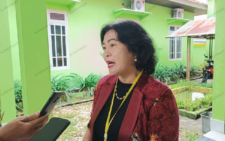 Rayaniatie Djangkan caleg dari Partai Amanat Nasional (PAN) yang berpeluang duduk kembali di kursi legislatif. (FOTO: RISKA YULYANA)