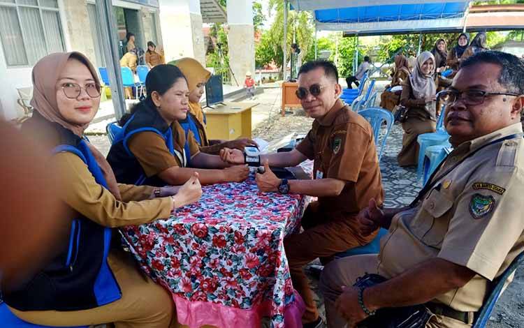 Kepala Dinas Pendidikan Barito Utara, Syahmiludin A Surapat saat memeriksa kesehatan sebelum mengikuti kegiatan Musrenbang RKPD Kecamatan Teweh Tengah.(foto: Dhani)