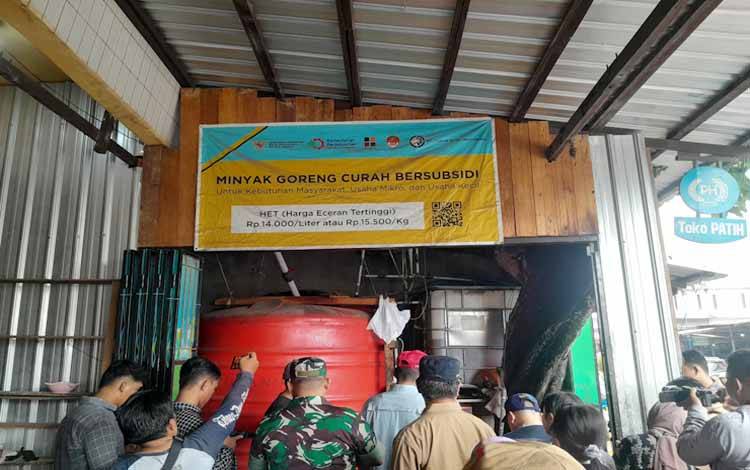 Pemprov Kalteng saat melaksanakan sidak minyak goreng pada area Pasar Besar Palangka Raya, Selasa 5 Maret 2024 (Foto:MARINI)