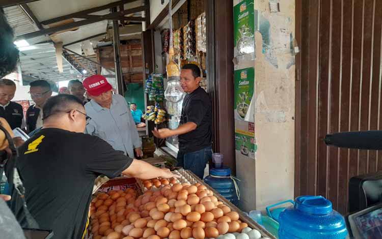 Staf Ahli Gubernur Kalimantan Tengah Bidang Ekonomi, Keuangan, dan Pembangunan Yuas Elko saat melaksanakan sidak menjelang Ramadan 1445 H Tahun 2024, pada area Pasar Besar Palangka Raya, Selasa 5 Maret 2024 (Foto:MARINI)