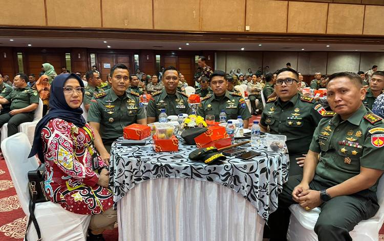 Kadis TPHP Provinisi Kalteng Sunarti bersama dengan jajaran TNI Kodam Tanjungpura. (FOTO: IST)