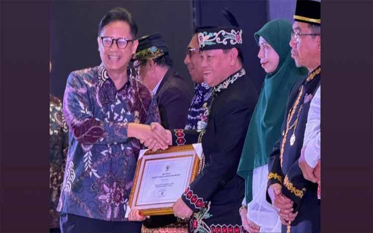 Bupati Kotawaringin Timur Halikinnor menerima Sertifikat Bebas Frambusia di Jakarta