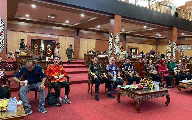 Pj Wali Kota Palangka Raya Hera Nugrahayu saat menghadiri kegiatan rapat kerja asosiasi Sekretaris DPRD Regional Kalteng. (FOTO: PATHUR)