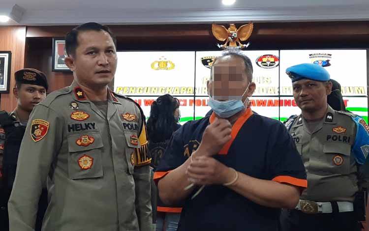 Kades Runtu JS saat dihadirkan dalam Jumpa Pers yang dipimpin Wakapolres Kobar Kompol Wilhelmus Helky. (Foto : DANANG)