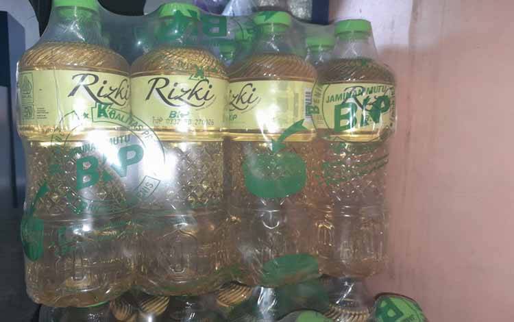 Stok Minyak goreng berada di gudang Bulog Kalteng (Foto:MARINI)