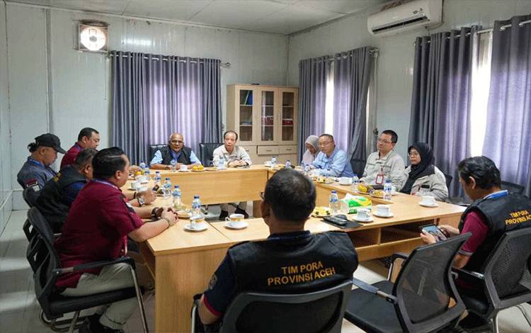 Tim Pora Provinsi Aceh saat inspeksi pekerja asing di Kabupaten Aceh Barat. ANTARA/HO-Humas Kemenkumham Aceh
