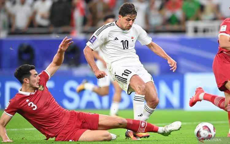 Pesepak bola Timnas Indonesia Elkan Baggot (kiri) berusaha merebut bola dari pemain Irak Mohanad Ali Kadhim (kanan) pada laga penyisihan grup D Piala Asia 2023 di Stadion Ahmad bin Ali Doha, Qatar, Senin (15/1/2024). ANTARA FOTO/Yusran Uccang/nz