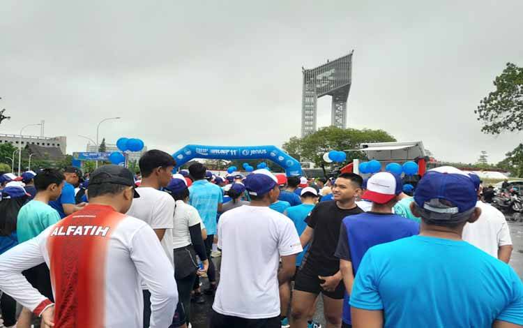 Ketua TP PKK Kalteng, Ivo Sugianto Sabran saat membuka acara kegiatan lari atau Fun run Pocari Sweat di area Bundaran Besar Palangka Raya Minggu 10 Maret 2024 (Foto:MARINI)