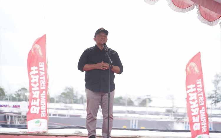 Wakil Gubernur Kalimantan Tengah, Edy Pratowo mewakili gubernur Kalteng saat penebaran benur udang vaname di Desa Sei Raja. (FOTO:RIZALDI)