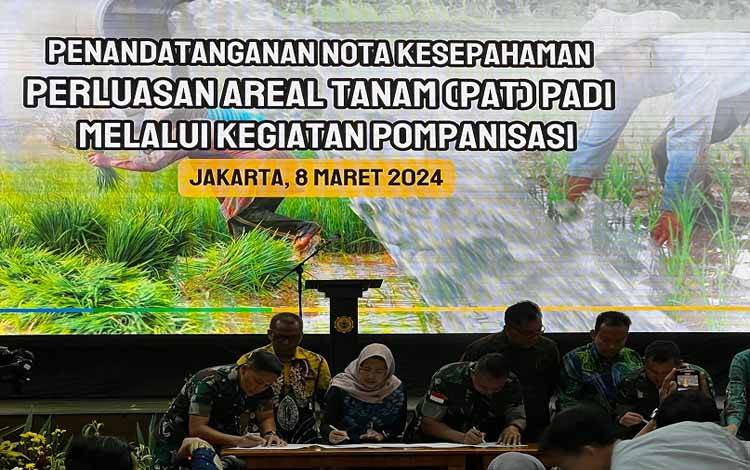 Menteri Pertanian RI, Amran Sulaiman menyaksikan penandatanganan nota kesepahaman antara Dinas TPHP Prov Kalteng dengan TNI. (FOTO: IST)