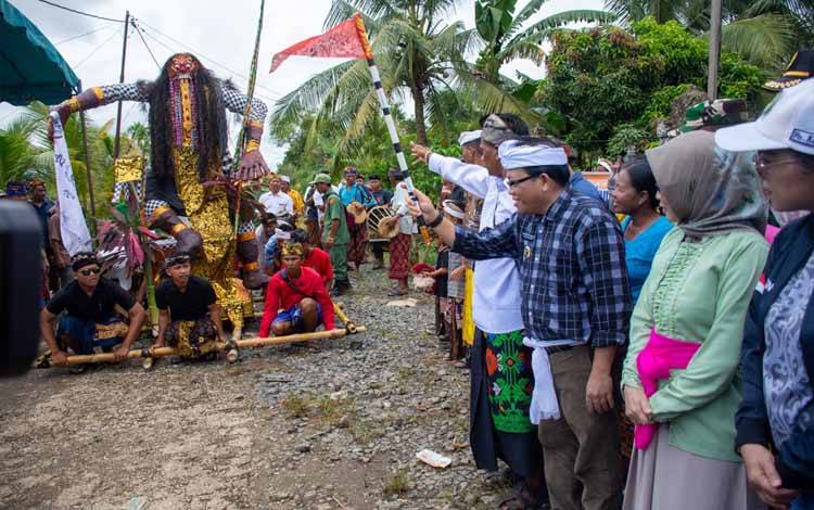 Suasana saat Pj Bupati Kapuas, Erlin Hardi lepas arak arakan ogoh ogoh di Desa Sidorejo, Kecamatan Tamban Catur, Minggu, 10 Maret 2024. (FOTO: IST)