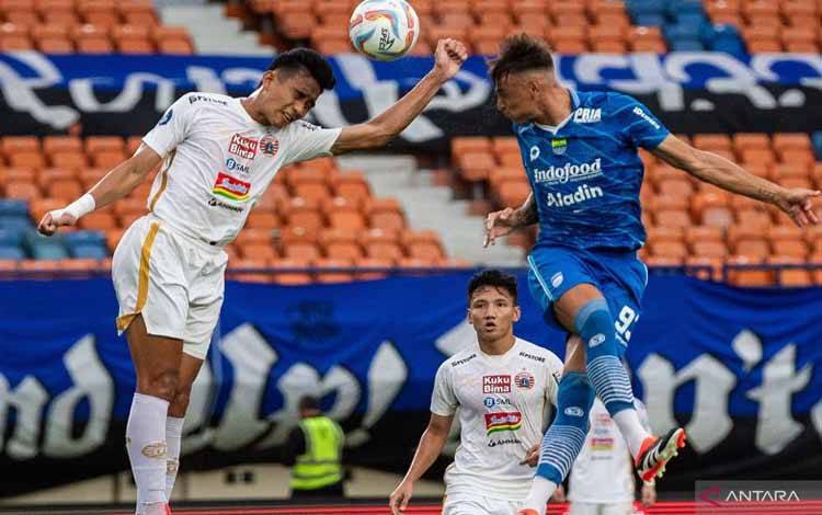 Pesepak bola Persib Bandung Stefano Beltrame (kanan) berebut bola di udara dengan pesepak bola Persija Jakarta Rizky Ridho (kiri) saat pertandingan BRI Liga 1 di Stadion Si Jalak Harupat, Kabupaten Bandung, Jawa Barat, Sabtu (9/3/2024). Persib Bandung menang atas Persija Jakarta dengan skor 2-1. ANTARA FOTO/M Agung Rajasa/aww