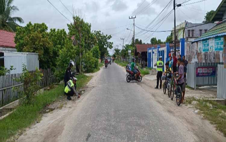 Anggota Satlantas Polres Kotim saat melakukan olah TKP di lokasi kejadian kecelakaan di Jalan Kopi Selatan, Sampit. (FOTO: IST)