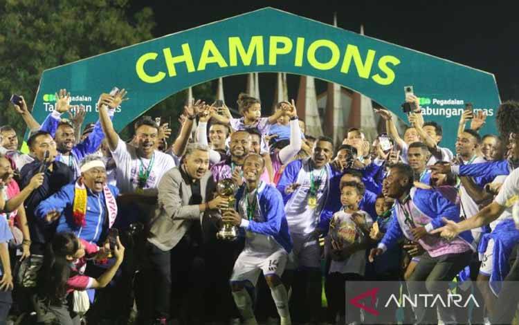 Skuad Badai Pasifik PSBS Biak, Papua menjadi juara Liga 2 Indonesia Pegadaian musim 2023/2024 seusai mengalahkan Semen Padang leg kedua babak final 3-0, Sabtu malam.ANTARA/MO-PSBS Biak
