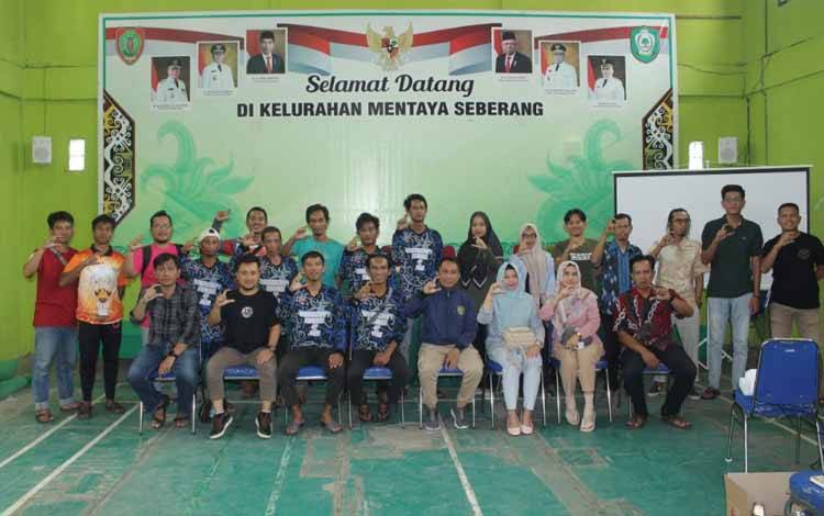 Panitia berfoto bersama setelah rapat membahas persiapan lomba mancing lestari se-Kalimantan Tengah di Kotawaringin Timur. (FOTO: Diskan Kotim)