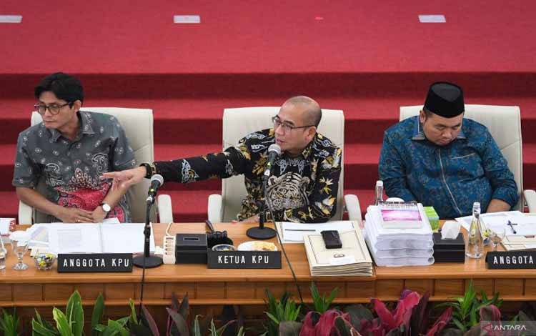 Ketua KPU Hasyim Asyari (tengah) didampingi dua Komisioner KPU Mochammad Afifuddin (kanan) dan August Mellaz (kiri) memimpin pleno rekapitulasi penghitungan surat suara Pemilu 2024 tingkat nasional untuk wilayah Sumatera Selatan di Gedung KPU, Jakarta, Minggu (11/3/2024). ANTARA FOTO/Aditya Pradana Putra/foc.