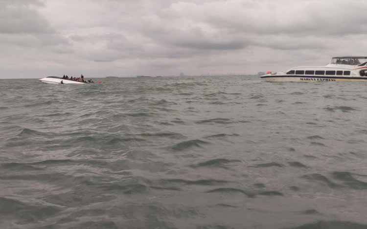 Evakuasi kapal KM Parikudus yang terbalik di perairan Pulau Rambut Kepulauan Seribu pada Senin (11/3/2024).ANTARA/HO-Polres Kepulauan Seribu