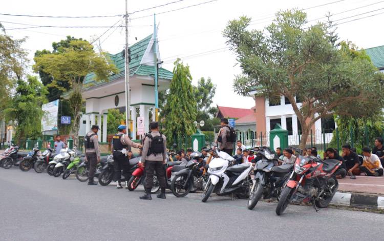 Puluhan remaja yang melakukan balap liar di Jalan Sutan Syahrir, Pangkalan Bun, Kabupaten Kobar saat diciduk oleh anggota Polres Kobar yang melakukan patroli. Selasa, 12 Maret 2024 pukul 05.00 WIB?