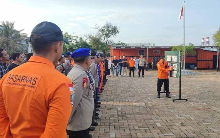 Tim gabungan melakukan apel rencana penyelamatan dan pencarian korban KM Parikudus yang terbalik di perairan Pulau Rambut Kepulauan Seribu pada Senin (11/3) di Dermaga Basarnas Pluit Jakarta Utara pada Selasa (12/3/2024). ANTARA/HO-Basarnas DKI Jakarta.