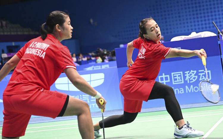Foto arsip - Pebulu tangkis ganda putri Indonesia Febriana Dwipuji Kusuma (kanan) dan Amallia Cahaya Pratiwi (kiri) mengembalikan kok ke arah lawannya asal Nepal Rasila Maharjan dan Anu Maya Rai pada babak 32 besar Asian Games 2022 di Binjiang Gymnasium, Hangzhou, China, Selasa (3/10/2023). Febriana/Amalia melaju ke babak 16 besar usai menang dengan skor akhir 21-3, 21-7. ANTARA FOTO/M Risyal Hidayat/foc (ANTARA FOTO/M RISYAL HIDAYAT)