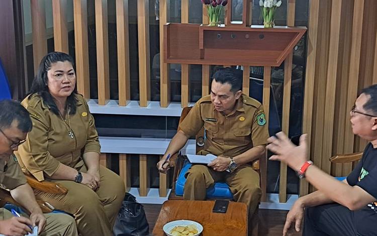 ?Kepala Dislutkan Provinsi Kalteng H. Darliansjah menerima kunjungan Kepala DKPP Kabupaten Kapuas Kusmiatie. (FOTO: IST)
