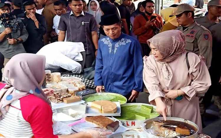 Pj Bupati Barito Utara Muhlis didampingi Pj Ketua TP PKK Barito Utara Marsiana Muhlis, Pj Sekda Jufriansyah dan unsur FKPD serta kepala perangkat daerah mengunjungi lapak para pedagang di Jalan Tumenggung Surapati Muara Teweh, Selasa (12/3/2024). ANTARA/Dokumen Pribadi
