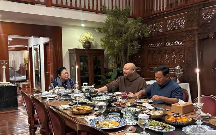 Calon Presiden RI Prabowo Subianto (kanan), Didit Hediprasetyo (tengah), dan Siti Hediati (kiri) tengah makan malam bersama, Selasa (12/3/2024) (ANTARA/HO-Akun Instagram @prabowo