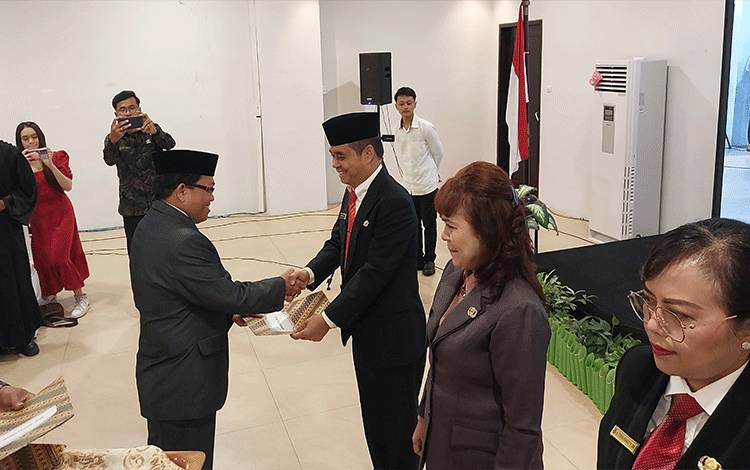 Pj Bupati Kapuas, Erlin Hardi saat melantik tiga pejabat pimpinan tinggi pratama, bertempat di ruang rapat Rujab Bupati, Rabu, 13 Maret 2024. (FOTO: DODI)