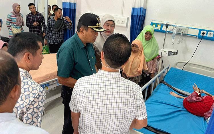 Pj?Bupati Kobar Budi Santisa didampingi Istrinya dan Sekda Kobar, saat menjnguk Marina di RSUD Sultan Imanuddin Pangkalan Bun. (Foto : ISTIMEWA)