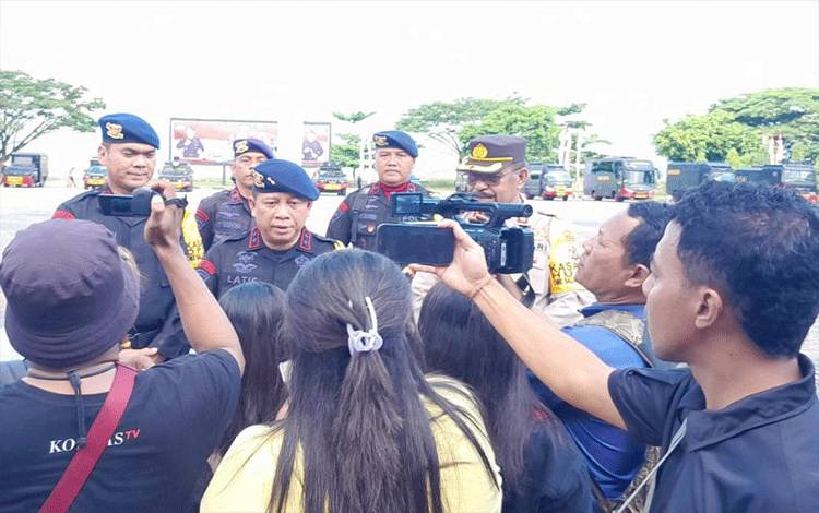 Kapolda Maluku Irjen Pol. Lotharia Latif saat diwawancarai di Ambon. (ANTARA/Winda Herman)