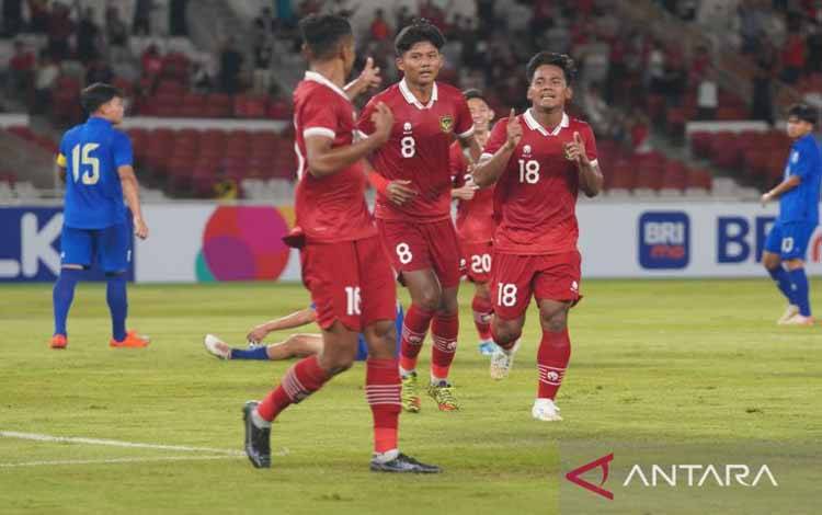 Timnas Indonesia U-20 saat berlaga melawan Thailand U-20 pada laga uji coba yang dimainkan di Stadion Utama Gelora Bung Karno, Jakarta, Jumat (26/1/2024) (ANTARA/Ho/PSSI)