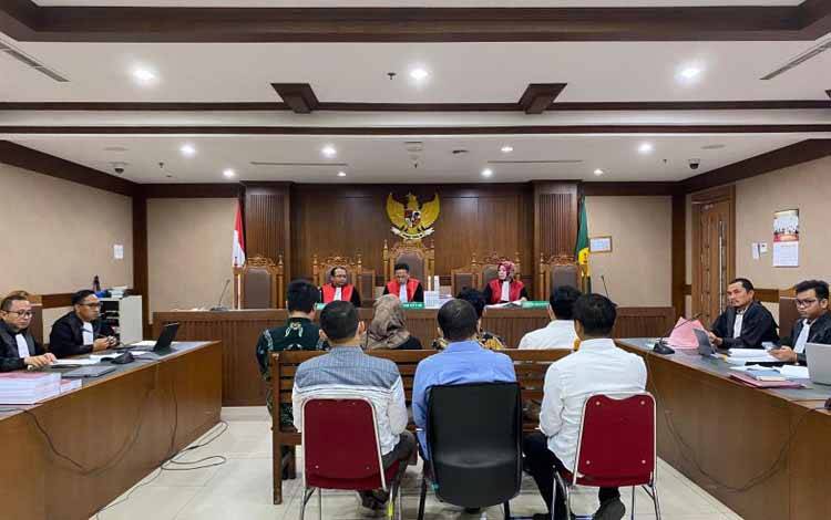 Tujuh orang anggota non-aktif Panitia Pemilihan Luar Negeri (PPLN) Kuala Lumpur menjalani sidang perdana pembacaan dakwaan di Pengadilan Negeri Jakarta Pusat, Rabu (13/3/2024). (ANTARA/Fath Putra Mulya)