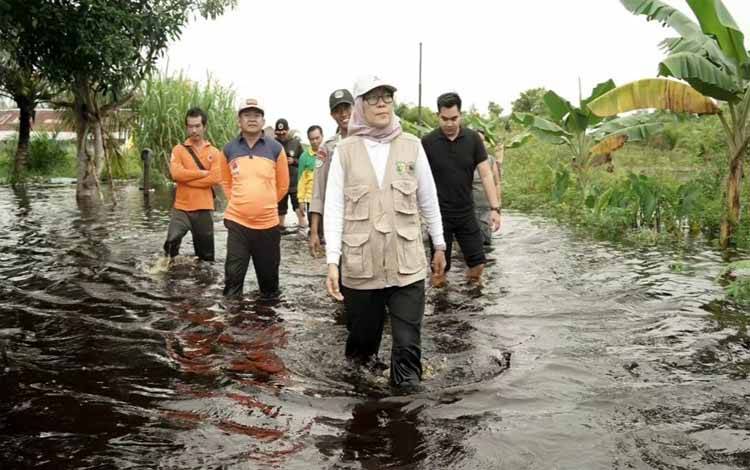 Pj Wali Kota Palangka Raya, Hera Nugrahayu saat meninjau sejumlah lokasi yang dilanda banjir. (FOTO: HUMAS)