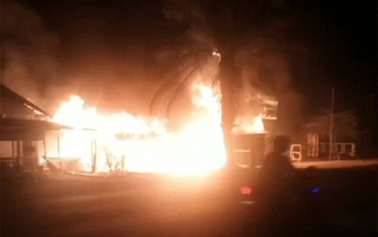 Sejumlah warung yang hangus terbakar di Jalan Jenderal Sudirman, Sampit. (FOTO: IST)