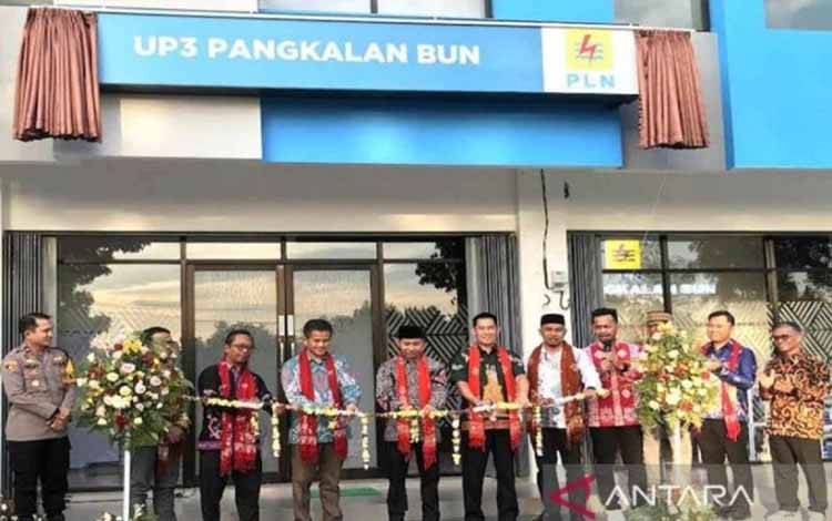 Peresmian kantor PT PLN (Persero) UP3 Pangkalan Bun oleh General Manager PLN UID Kalselteng Muhammad Joharifin bersama Sekretaris Daerah Kabupaten Kobar di Pangkalan Bun, Kalteng, Kamis (14/3/2024). ANTARA/Safitri RA