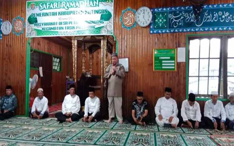 Pj Bupati Katingan, Saiful melaksanakan safari ramadan di Desa Petak Bahandang, Kecamatan Tasik Payawan, Kamis, 14 Maret 2024