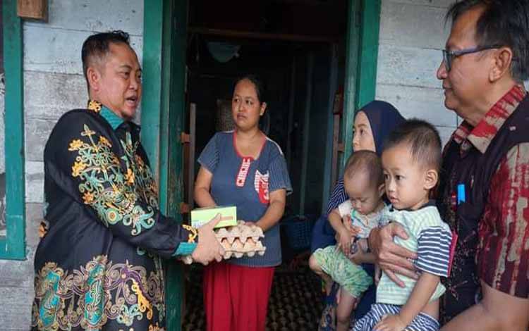 Pj Bupati Katingan, Saiful bersama Ketua TP PKK Sumiati Saiful berkunjung ke rumah warga terdampak stunting serta memberikan bantuan sosial