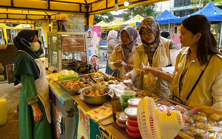 intensifikasi pengawasan pangan pada makanan takjil pada bulan ramadan 1445 hijriah di pasar ramadan Alun-Alun Istana Kuning (FOTO: LOKA POM KOBAR)