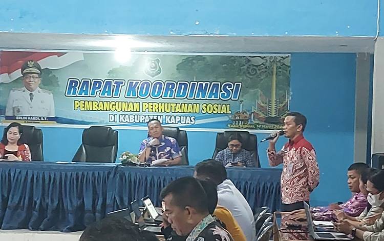 Kepala Dinas PMD Kapuas, Budi Kurniawan saat sampaikan sambutan pada Rakor pembangunan perhutanan sosial, bertempat di Aula Dinas PMD setempat. (FOTO: DODI)
